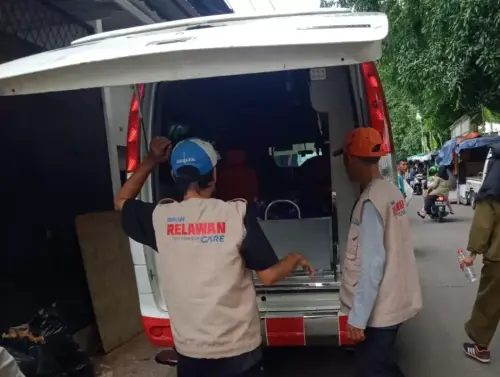G-relawan-indonesia-care-bantu-pasien-duafa-petamburan-menuju-rs-pelni-lewat-program-ambulans-gratis-icy